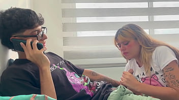 Le doy la mejor follada de mi vida a mi peque&ntilde_a hermanastra mientras hablo por llamada con mi novia.