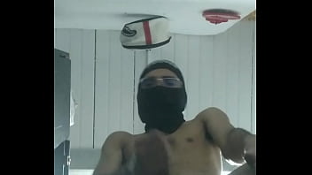 Joven moreno tocandose