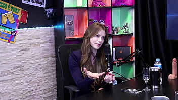 Viu um v&iacute_deo enfiando um cone,  mas n&atilde_o conseguiu terminar,  e pra tirar o plug dentro do cu dela... - Tati Weg