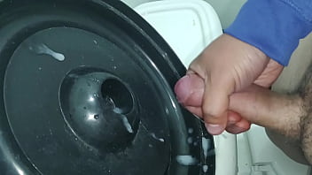 Mi semen jugando tiro al blanco