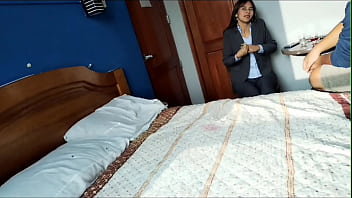 Visita a su amigo de confianza para preguntar por su esposo,  y termina siendo infiel con la polla dentro usando un rico disfraz,  explotando de semen