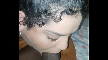Morena chupando minha rola Preta saboreando deliciosamente