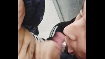 Papi,  hetero de trampa,  hace juego de miradas en el anden a Mariano Bextor para ir al ba&ntilde_o y le hace tragar la leche