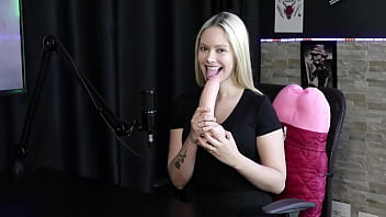 Loira safada demonstra o seu boquete e faz stripper,  mostrando seus peitos e a buceta deliciosa - Vivian Lola (SHEER/RED)