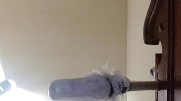 Adoro sentar no brinquedinho improvisado