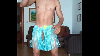 Bailo con falda Hawaiana,  muestro mi cuerpo desnudo y mi Polla bien dura y me masturbo
