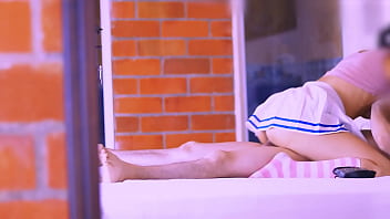 El amigo,  con su voz intensa y sus abrazos fuertes,  era un refugio para la hijastra en el c&aacute_lido cuarto del apartamento.