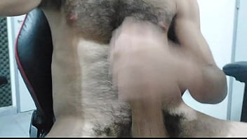 Sentado en mi silla gamer masturbandome muy rapido,  pene gordo y peludo