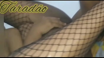 Safada gemendo e indo porra no rabo