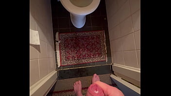 patricknudes,  plassen naast toilet