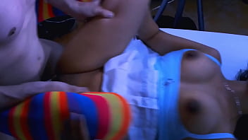 La estrecha escalera del apartamento hizo que el chico y la chica se rozaran accidentalmente mientras sub&iacute_an juntos.