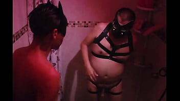 yo 47 el 22 cogiendo en la regadera e intercambiando dildos
